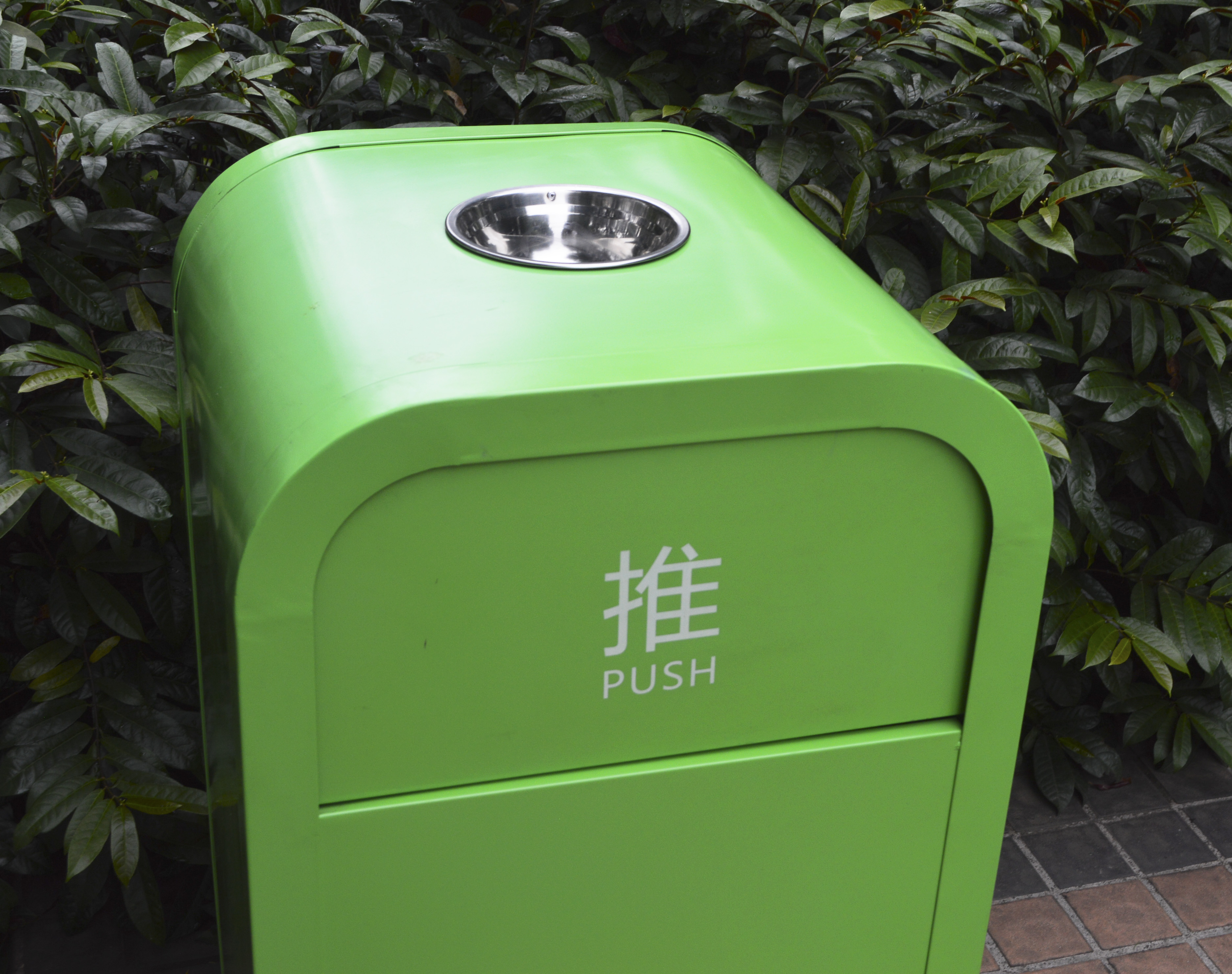 Bote de basura al aire libre para venta caliente con material metálico