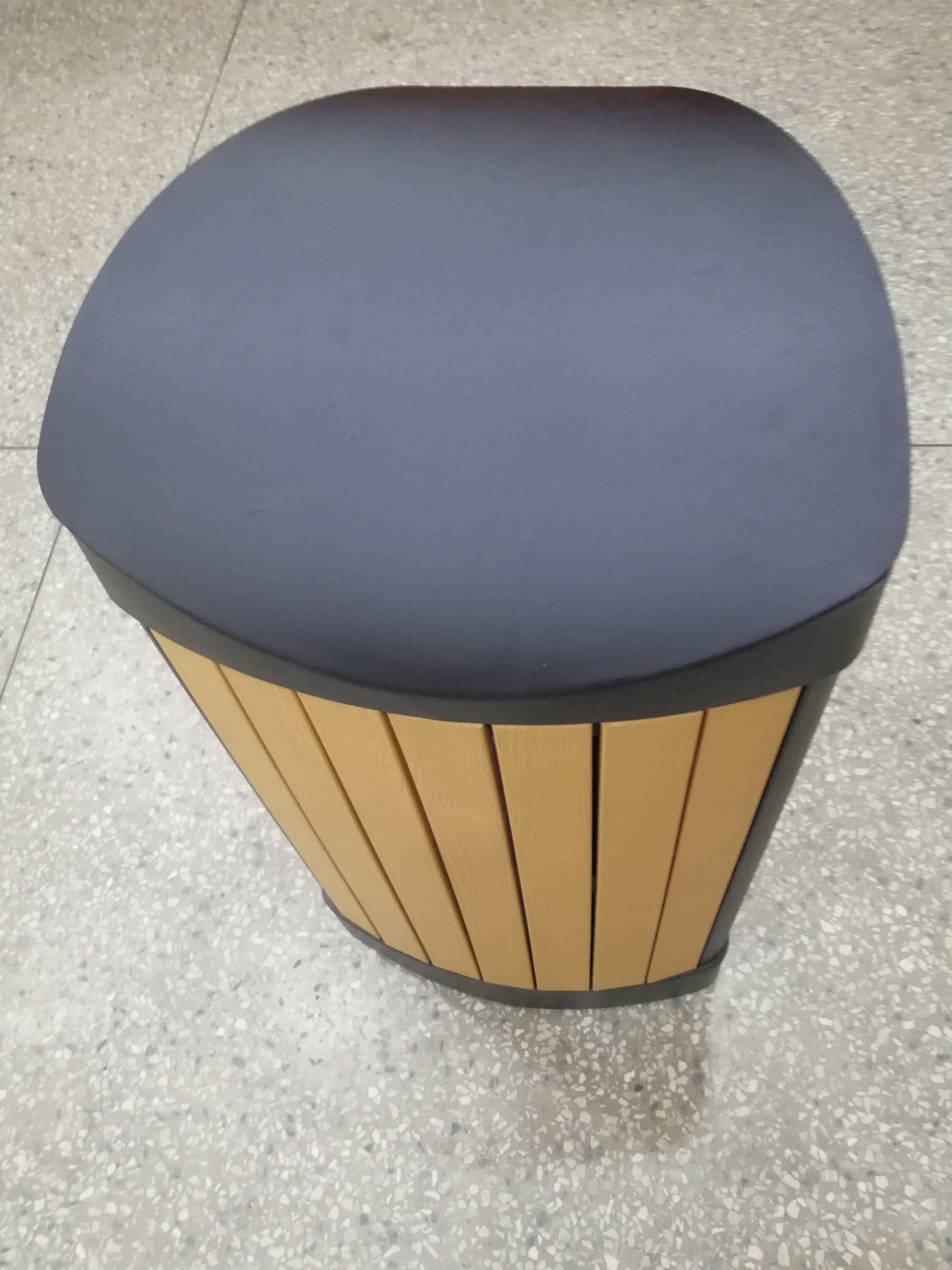 Cubo de basura exterior con madera plástica HW-534