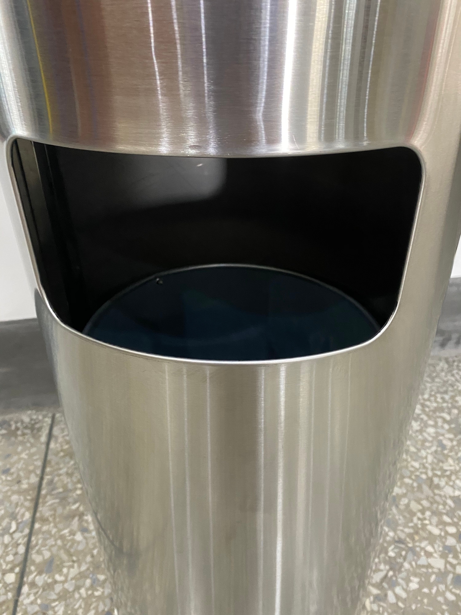 Dispensador de toallitas húmedas de gimnasio de pie de piso de venta caliente con contenedor de residuos