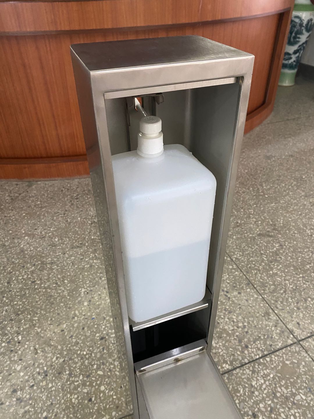 Dispensador de desinfectante de manos sin contacto con control de pedal